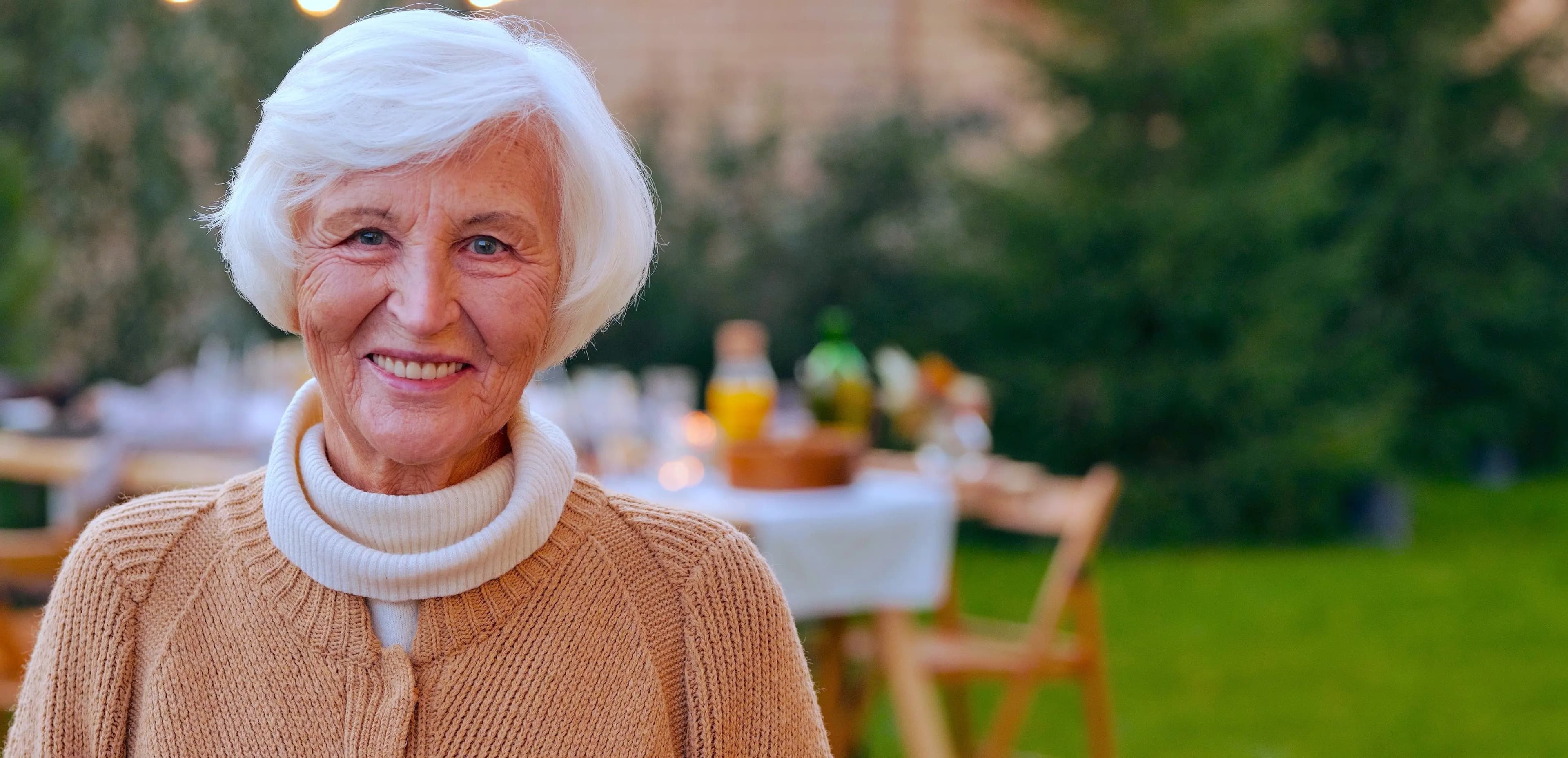 Lächelnde Seniorin im Garten